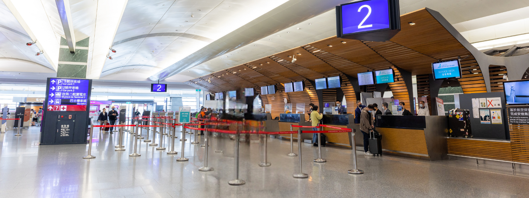 春節出國旅客在機場使用 WiFi 分享器與手機上網，行前準備出國上網更安心